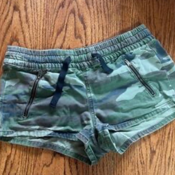 Aritzia camo shorts - Size M - Picture 1 of 1